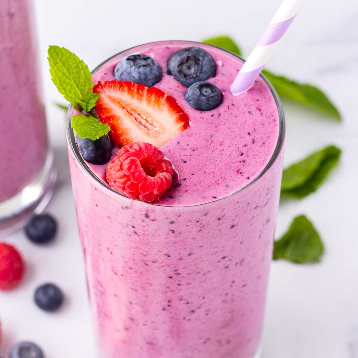 Simple Berry Smoothie Helps with Weight Loss