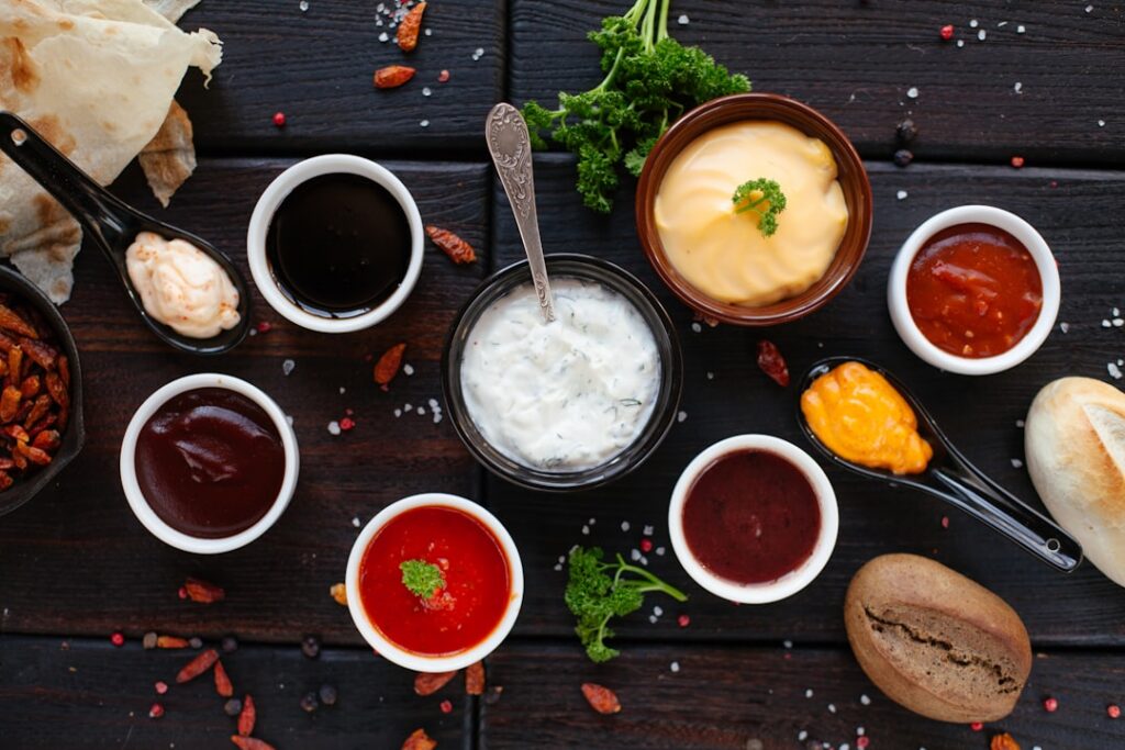 A vibrant and inviting collage of various quick and easy dinner dishes each featuring a jarred sauce as a key ingredient