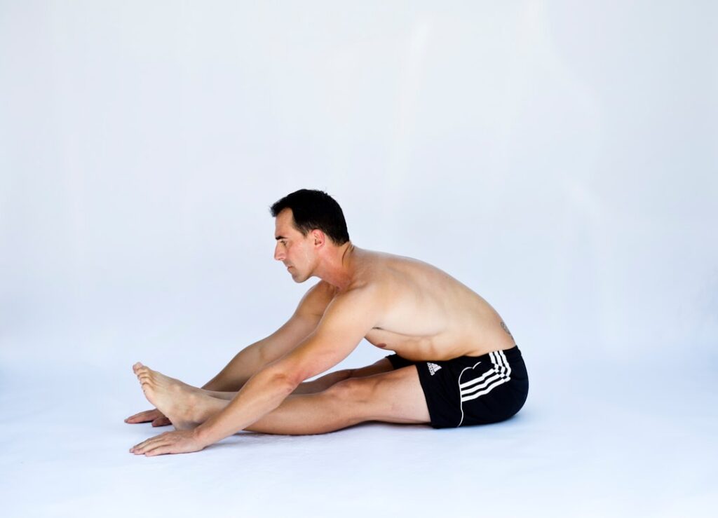 A person demonstrating a bent-knee leg lift clam shell exercise with proper form lying on their side with knees bent hee