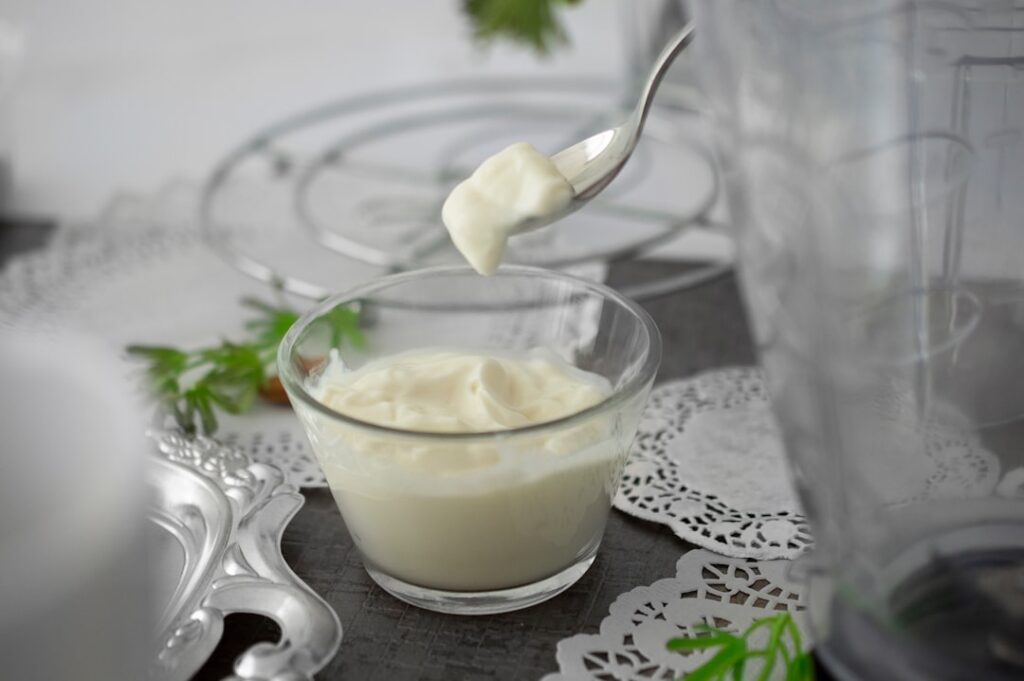 A large bowl filled with approximately 1 kilogram 1000g of plain Greek yogurt illustrating the quantity needed for 100g 