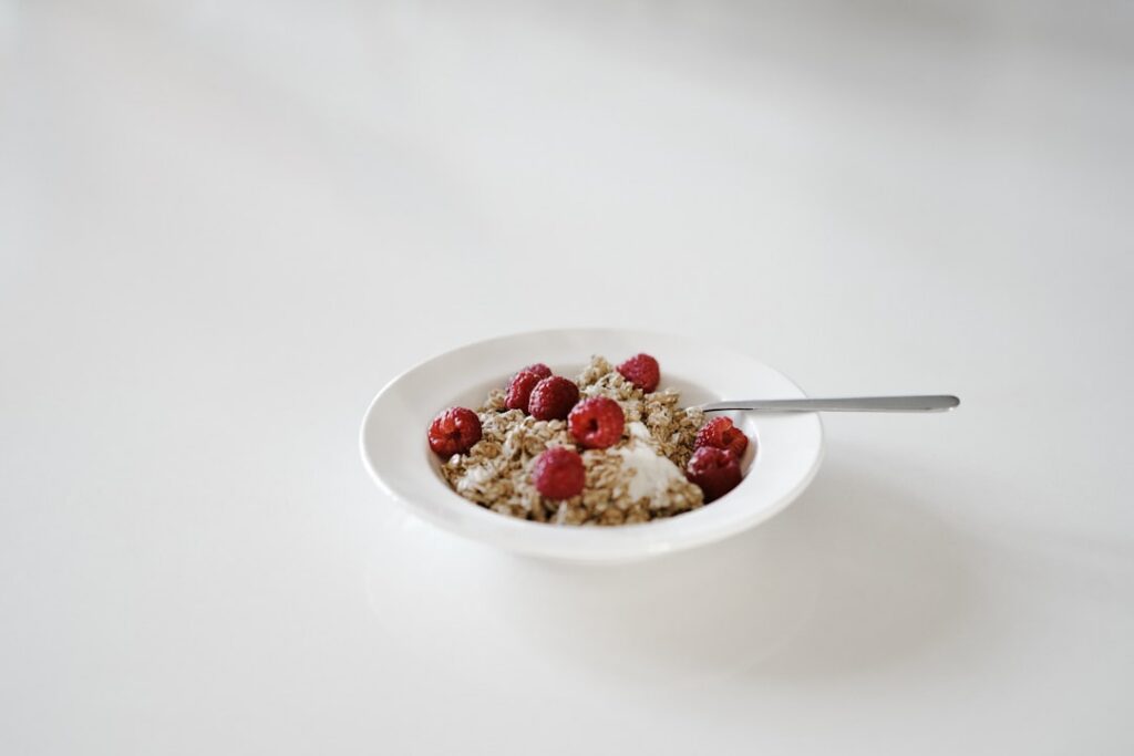 A bowl showing approximately 250-300g of cooked quinoa illustrating the quantity needed for 100g of protein indicating t