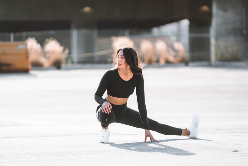 A person performing a curtsy lunge with good form demonstrating proper knee alignment and glute engagement