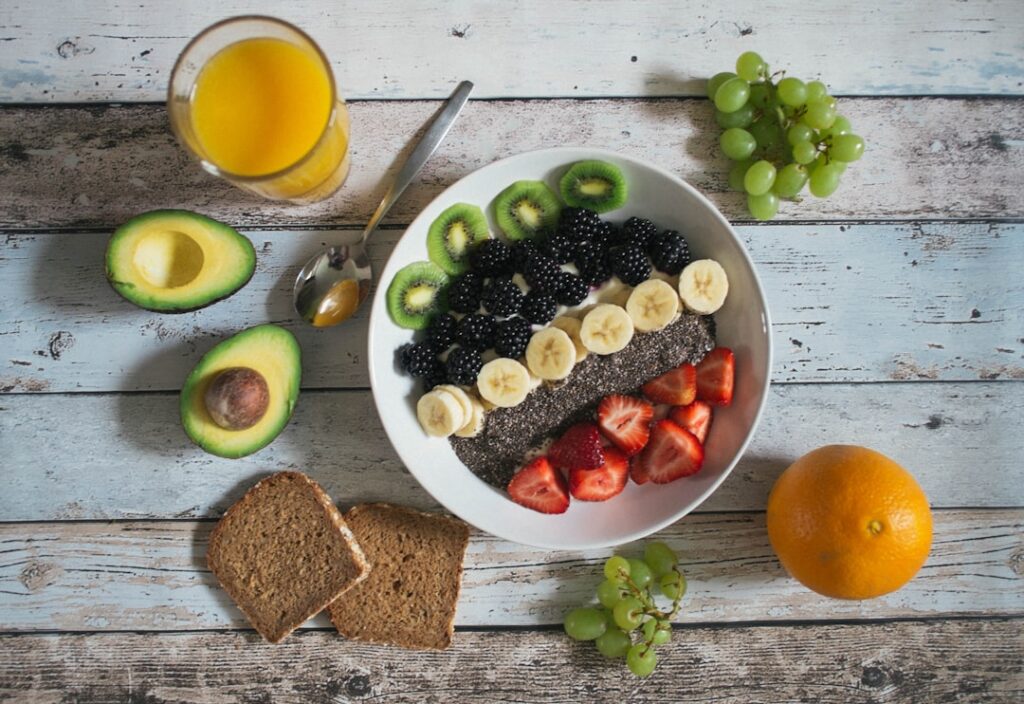 A vibrant balanced pre-workout meal featuring complex carbohydrates like oatmeal with berries lean protein like a small 