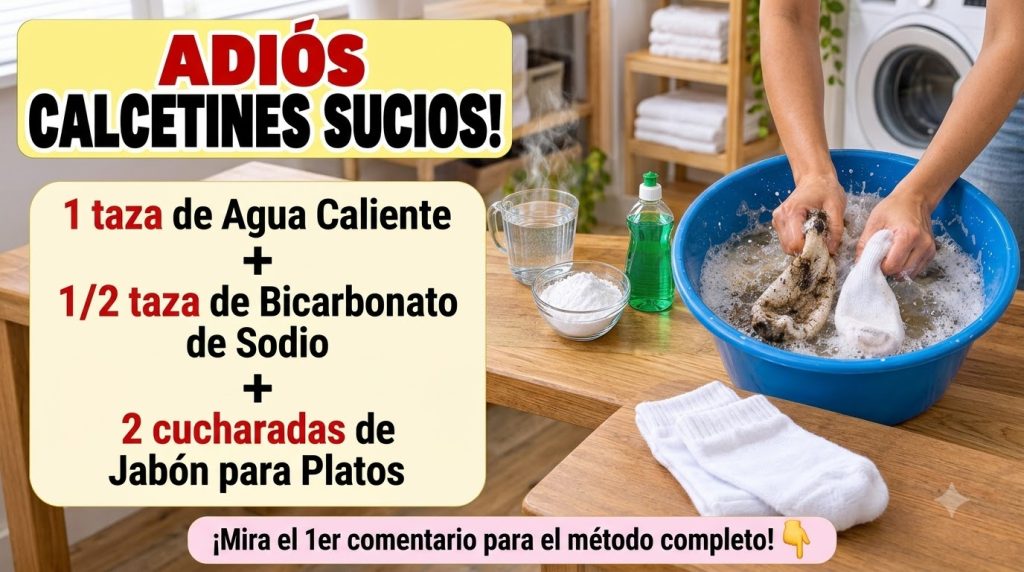 Manos frotando calcetines blancos muy sucios en un balde con agua jabonosa