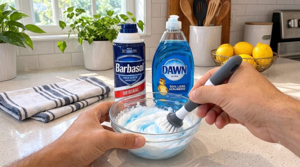 Manos mezclando crema de afeitar azul y blanca con jabón lavaplatos en un tazón de vidrio transparente con Barbasol y Da
